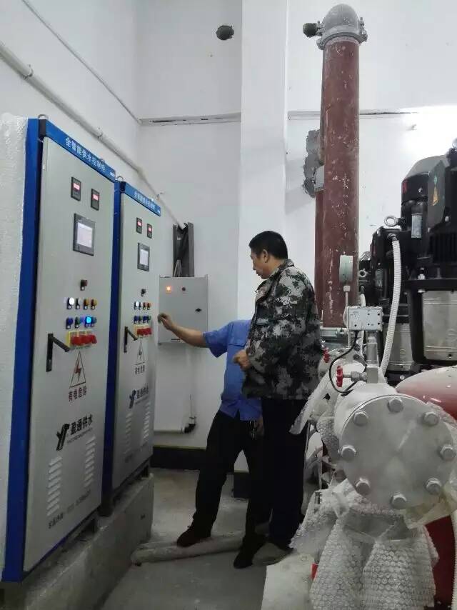 盈通售后人员对湘潭县中医院变频恒压供水设备例行的巡检现场